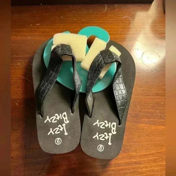 Toddler Size 9 Black Croc Itzy Bitzy Flip Flops - Picture 3 of 5